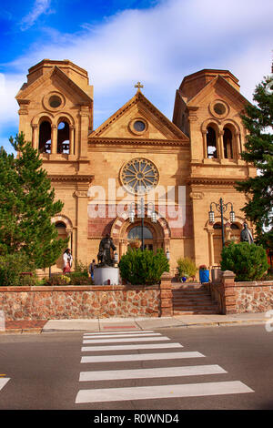 La Cattedrale di San Francesco di Assisi nel centro cittadino di Santa Fe, New Mexico, NEGLI STATI UNITI Foto Stock