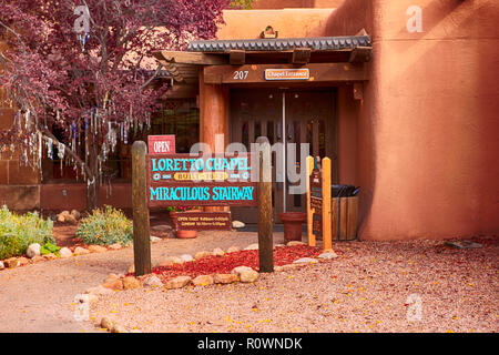 La Cappella di Loreto miracolosa sulla scalinata della vecchia Santa Fe Trail nel centro cittadino di Santa Fe, New Mexico, NEGLI STATI UNITI Foto Stock