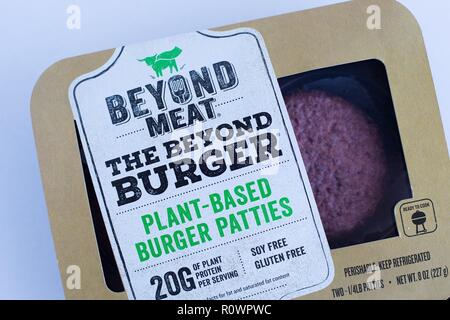 Un pacchetto di pronto per cuocere al di là di carne a base di vegetali gli hamburger. Foto Stock