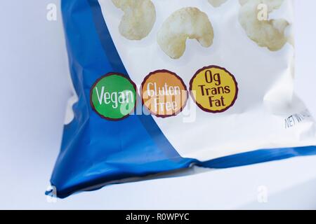 Chiusura del sacchetto di equilibrio di massa di formaggio vegano bignè, sottolineando "gan", "senza glutine" e "0g di grassi trans'. Foto Stock