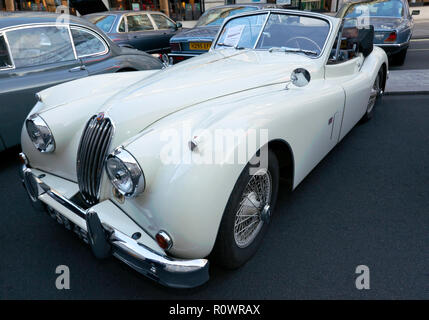 Tre quarti di vista frontale di un 1954, bianco, Jaguar XK 140 sul display a Regents Street Motor Show, 2018 Foto Stock