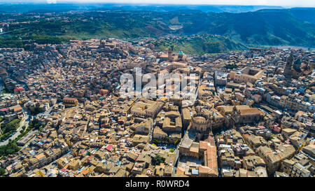 Antenna. Caltagirone è una città e comune della città metropolitana di Catania, sull'isola di Sicilia, Italia meridionale. Foto Stock