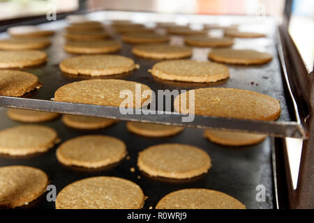 Profondità di feild immagine di Oat torte su commerciale un vassoio da forno, subito dopo aver lasciato il overn No.1 Foto Stock