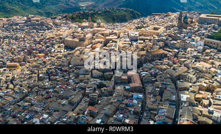 Antenna. Caltagirone è una città e comune della città metropolitana di Catania, sull'isola di Sicilia, Italia meridionale. Foto Stock