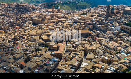 Antenna. Caltagirone è una città e comune della città metropolitana di Catania, sull'isola di Sicilia, Italia meridionale. Foto Stock