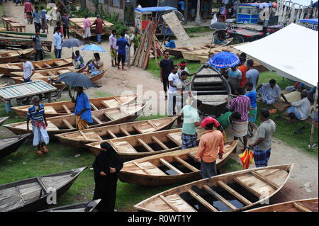 Barca maker visualizzare la barca di legno per la vendita al mercato Kaikkarateke , Narayanganj distretto in Bangladesh. Il 21 giugno 2015 barca maker in settimanale " Foto Stock