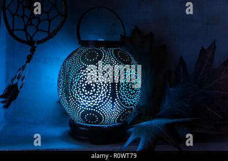 Diffusore di aroma nello stile di un antico lampada orientali. Ancora in vita con un diffusore, un contenitore di sogni e di foglie di acero. Foto Stock