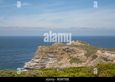 Vista ravvicinata dell'oceano e un rockface in estate Foto Stock