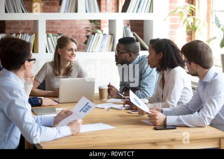 Multirazziale colleghi brainstorm durante il meeting aziendale in offi Foto Stock