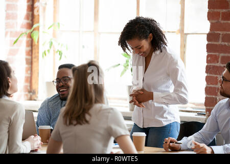 Diversi colleghi chiacchierando durante la pausa caffè alla riunione Foto Stock