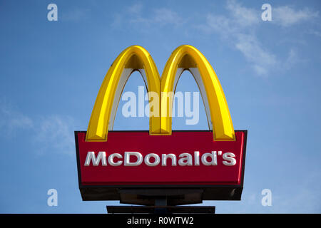 Segno per McDonald's, fast food, Kinnnaird Park, Edimburgo, Scozia, Regno Unito Foto Stock