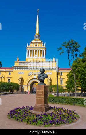 La scultura del compositore Glinka, con Admiralty Building in background, Aleksandrovsky giardino, San Pietroburgo, Russia Foto Stock