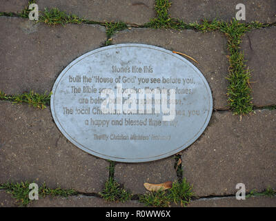 ELY, Regno Unito - circa ottobre 2018: Cattedrale di Ely segno di pietra Foto Stock