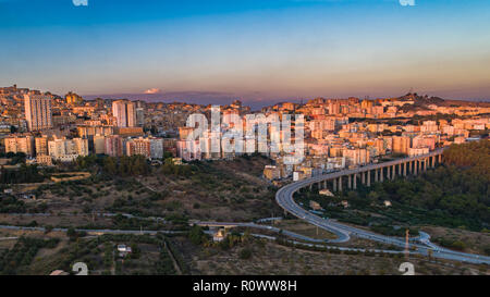 Antenna. Agrigento. Una città sulla costa meridionale della Sicilia, l'Italia e la capitale della provincia di Agrigento. È rinomato come il sito dell'antica G Foto Stock