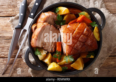 La birra bavarese arrosto di maiale, noto anche come Bayerischer Schweinebraten Krustenbraten o con verdure close-up in una padella. orizzontale vista superiore fr Foto Stock