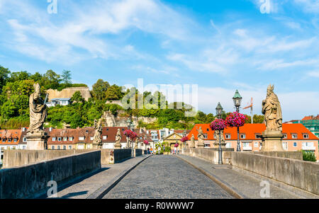 Alte Mainbrucke, il vecchio ponte che attraversa il fiume principale di Wurzburg, Germania Foto Stock