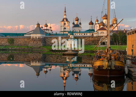 Isola SOLOVKI, Russia - 26 giugno 2018: lo yacht 'Saint Peter' è una replica della piccola barca di imperatore Pietro il primo, sul quale egli ha visitato Solovk Foto Stock