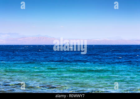 Windsurf nel Mare Rosso, Dahab, Egitto. Vista panoramica di acqua blu Foto Stock