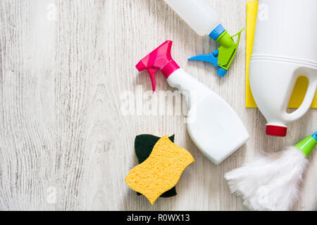 Gli elementi di pulizia sul pavimento bianco in casa. Foto Stock