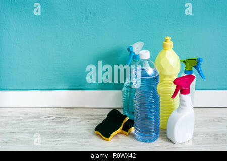 Gli elementi di pulizia sul pavimento bianco in casa. Copyspace Foto Stock