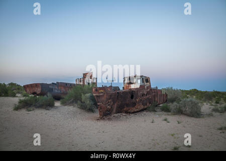 Immagine a colori di alcune navi disastrate, sull'ex rive del lago d'Aral a Moynaq, Uzbekistan. Foto Stock