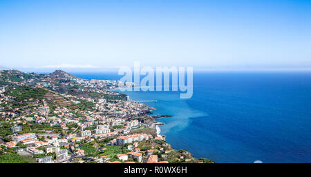 Vista del villaggio Câmara de Lobos, Isola di Madeira Foto Stock