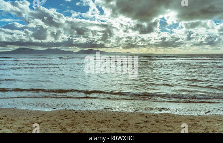 Una vista dalla spiaggia Llanddwyn che guarda alle montagne di Snowdonia, Galles del Nord, Regno Unito. Adottate il 1 novembre 2018. Foto Stock