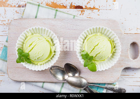 Matcha tè gelati in vaschetta di colore bianco Foto Stock