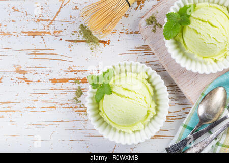 Matcha tè gelati in vaschetta di colore bianco Foto Stock