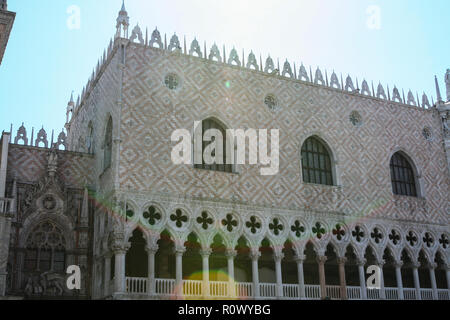 Venezia, Piazza San Marco e il Palazzo Ducale, particolare della facciata sul fianco della Basilica Foto Stock