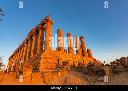 Il Tempio di Giunone nella Valle dei Templi di Agrigento - Sicilia, Italia. Foto Stock