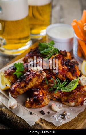 Ali di pollo in sul pannello di legno Foto Stock