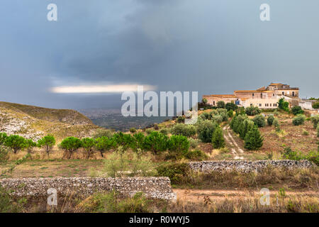 Vecchia casa tradizionale sulla scogliera vicino a Avola. Sicilia, Italia. Foto Stock