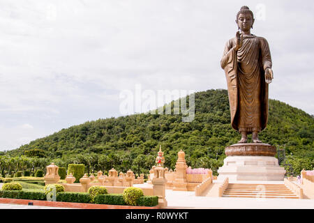 Grande statua in bronzo del buddha in Thailandia nel da di una verde collina - foto fatte in Thailandia - Asia Foto Stock
