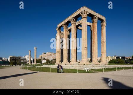 Atene. La Grecia. Il Tempio di Zeus Olimpio (Olympieion) e l'Acropoli in background. Foto Stock