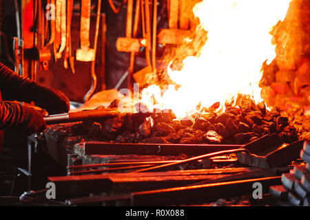 Il pezzo si trova nel fuoco nella bottega del fabbro Foto Stock