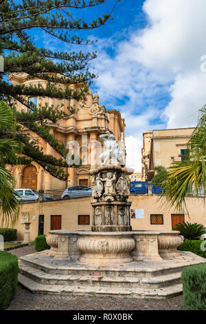 Noto, Italia - 21 Settembre 2018: la fontana di Ercole a Noto, Sicilia, Italia. Foto Stock