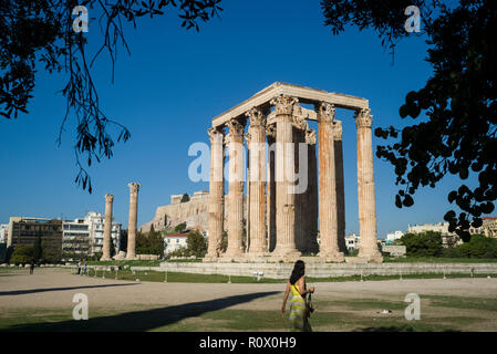 Atene. La Grecia. Il Tempio di Zeus Olimpio (Olympieion) e l'Acropoli in background. Foto Stock