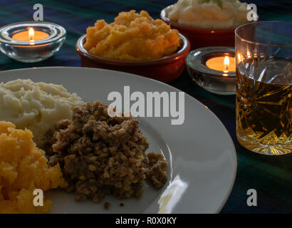 Burns Supper, haggis con neeps e tatties e un wee dram di Scotch Whisky Foto Stock