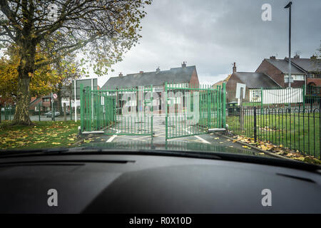 Una vettura andando attraverso un elettrico cancello di sicurezza presso una scuola superiore, 6 forma in Longton, Stoke on Trent, elettronico vista auto, St Thomas More, Cattolica, Foto Stock