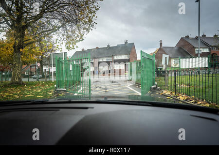 Una vettura andando attraverso un elettrico cancello di sicurezza presso una scuola superiore, 6 forma in Longton, Stoke on Trent, elettronico vista auto, St Thomas More, Cattolica, Foto Stock