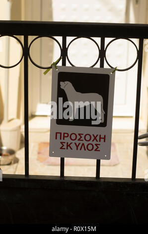 Segnale di avvertimento "ATTENZIONE del cane' con l'iscrizione in greco dell'isola di Creta Foto Stock