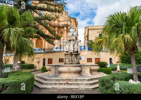 Noto, Italia - 21 Settembre 2018: la fontana di Ercole a Noto, Sicilia, Italia. Foto Stock