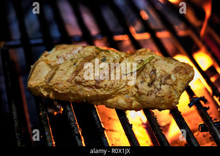 Delizioso pezzo di carne su una griglia per il barbecue Foto Stock