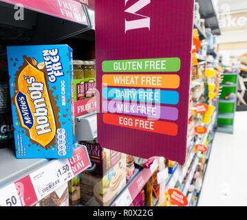 Libero di frumento e prodotti senza glutine nel supermercato Asda. Regno Unito Foto Stock