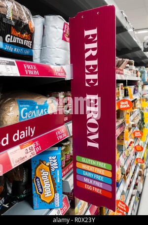 Libero di frumento e prodotti senza glutine nel supermercato Asda. Regno Unito Foto Stock