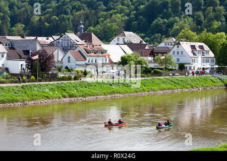 Rematori di canoa sul fiume Weser, Bad Karlshafen, Superiore Valle Weser, Weser Uplands, Weserbergland, Hesse, Germania, Europa Foto Stock