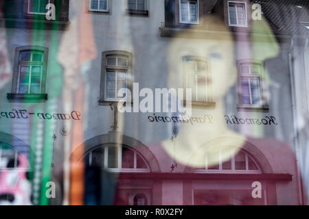 La riflessione in un vetro di finestra, le donne della moda, Bad Karlshafen, Weser Uplands, Weserbergland, Hesse, Germania, Europa Foto Stock