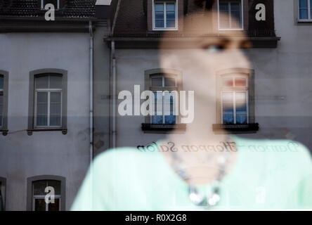 La riflessione in un vetro di finestra, le donne della moda, Bad Karlshafen, Weser Uplands, Weserbergland, Hesse, Germania, Europa Foto Stock