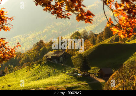 Ottobre 16, 2018 La Svizzera: Alpina del paesaggio di montagna vista con prati e montagne , sulla bella giornata di sole, Svizzera. Foto Stock